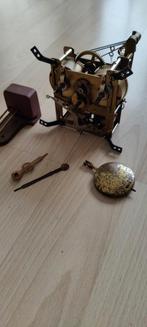 2 Klok Uurwerken met gong, Antiek en Kunst, Antiek | Klokken, Ophalen of Verzenden