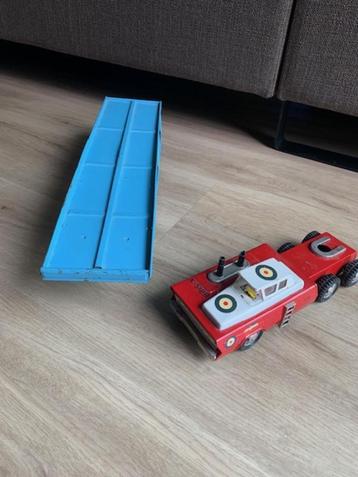 Truck met oplegger beschikbaar voor biedingen
