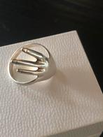 Ring handjes, Ophalen of Verzenden, Zo goed als nieuw, 17 tot 18, Dame