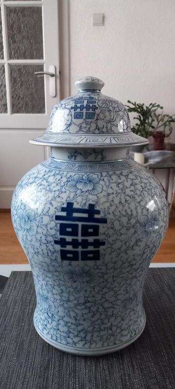 Grote chinese vaas of pot met deksel beschikbaar voor biedingen