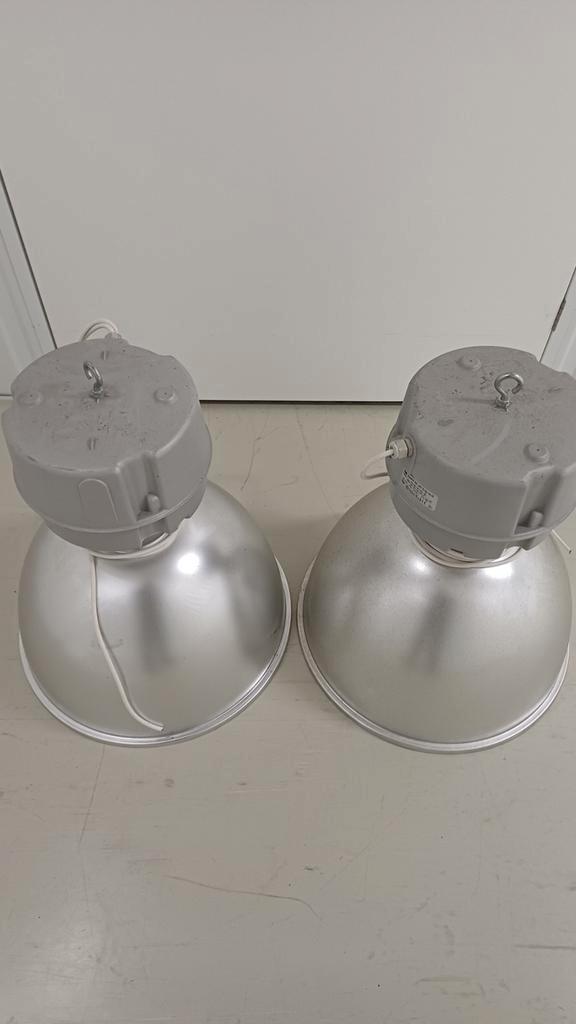 Twee industriele hanglampen, Huis en Inrichting, Lampen | Lampenkappen, 50 cm of meer, Rond, Ophalen
