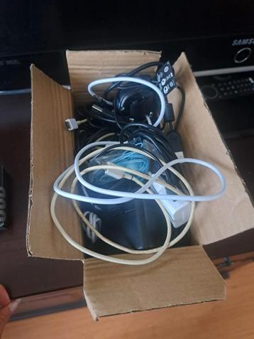 Doos helemaal vol kabeltjes en laders, divers beschikbaar voor biedingen