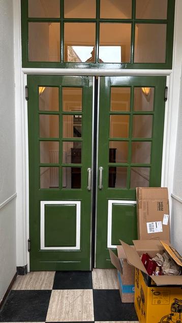 Groene binnendeuren met glas beschikbaar voor biedingen