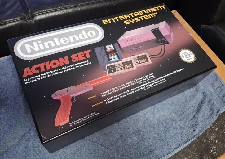Nintendo NES Action Set met nieuwe doos, Spelcomputers en Games, Spelcomputers | Nintendo NES, Refurbished, Met 2 controllers