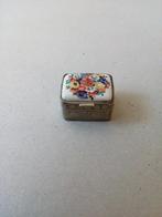 Pillendoosje. Vintage. Metaal(zilver?)/porselein, Antiek en Kunst, Curiosa en Brocante, Ophalen of Verzenden