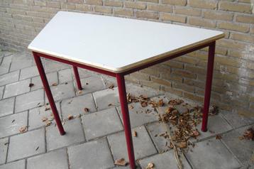 TE KOOP MOOIE BUREAU TAFEL beschikbaar voor biedingen