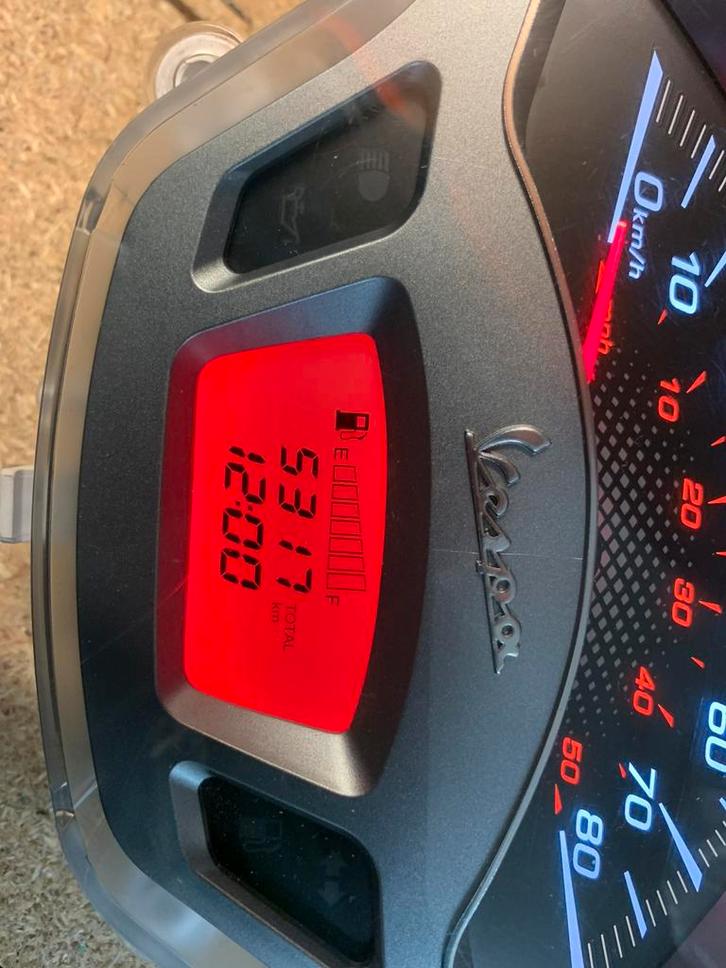 Vespa sprint teller kilometerteller 5317 km injectie iget, Fietsen en Brommers, Brommeronderdelen | Scooters, Zo goed als nieuw