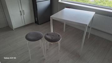Ikea tafel met 2 krukken beschikbaar voor biedingen