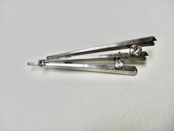 Zilverkleur Broche fantasie driehoek model met 3 steentjes  beschikbaar voor biedingen