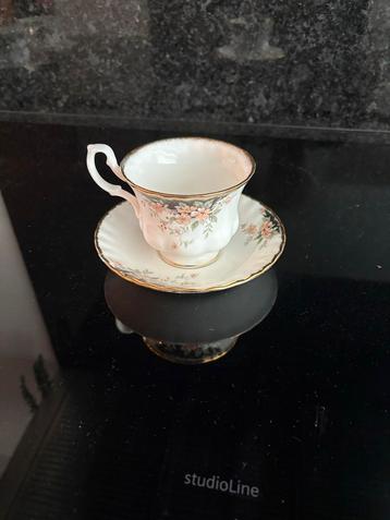 Antiek Theekopje royal albert met Schotel Bloemmotief beschikbaar voor biedingen