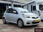 Toyota Aygo 1.0-12V Aspiration met vol jaar apk, Voorwielaandrijving, Stof, Gebruikt, Zwart