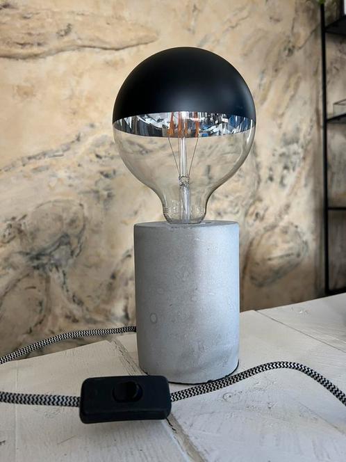 Prachtige Industriële Beton Tafellamp Bureaulamp, Huis en Inrichting, Lampen | Tafellampen, Zo goed als nieuw, Minder dan 50 cm