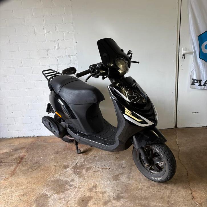 Piaggio zip 50cc brom GARANTIE, Fietsen en Brommers, Scooters | Piaggio, Zo goed als nieuw, Zip, Benzine, Ophalen
