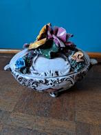 Antieke sierlijke bonbonnière met bloemen, Ophalen