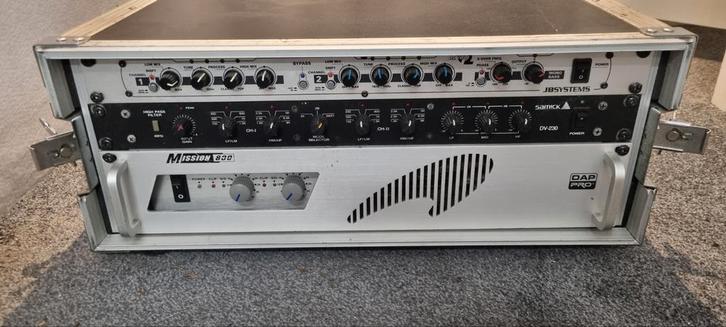 Versterker, Audio Enhancer & Crossover in Flightcase, Muziek en Instrumenten, Versterkers | Keyboard, Monitor en PA, Gebruikt