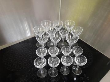 Glasservies,  beschikbaar voor biedingen