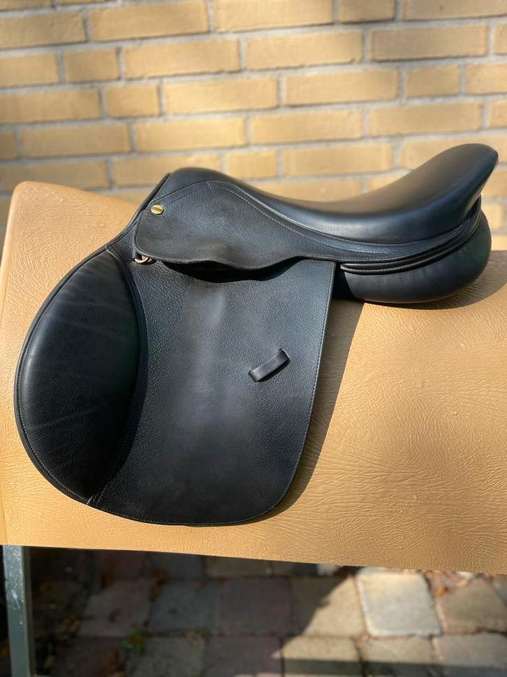 Uniek zwart 16 inch HDR kort springzadel, Dieren en Toebehoren, Paarden en Pony's | Zadels, Zo goed als nieuw, Springen, Ophalen of Verzenden