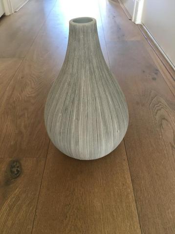 Stenen vaas (droogbloemen) beschikbaar voor biedingen
