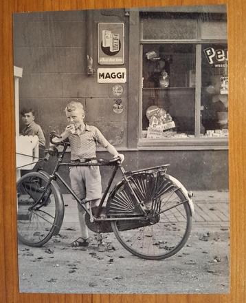 Foto jongen met fiets in Brunssum 1940 beschikbaar voor biedingen