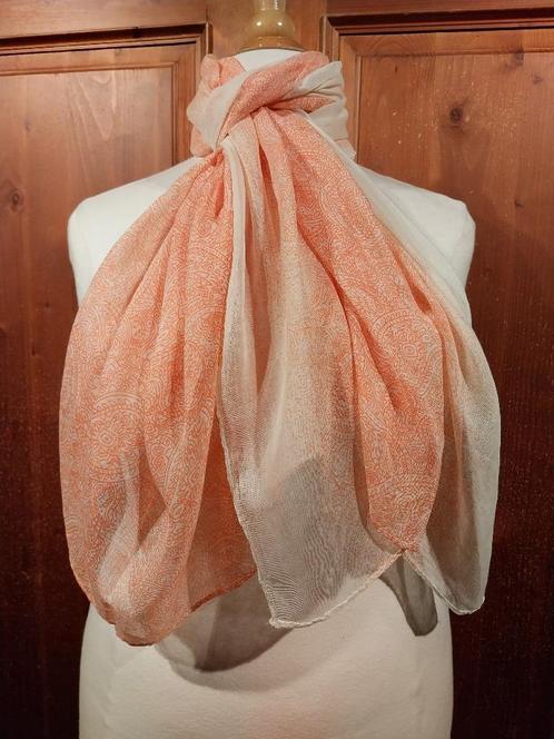 mooie sjaal oranje crème paisley, Kleding | Dames, Mutsen, Sjaals en Handschoenen, Sjaal, Ophalen of Verzenden