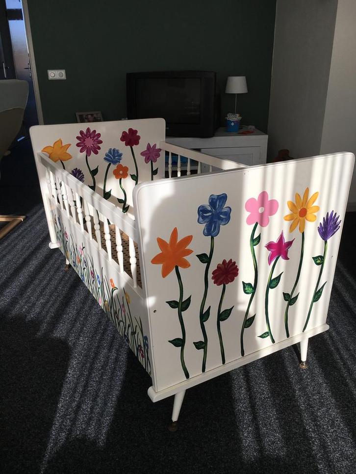 Mooi beschikderde retro ledikant, Kinderen en Baby's, Babywiegjes en Ledikanten, Zo goed als nieuw, Ledikant, Ophalen