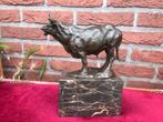 bronzen beeld van een gespierde stier, Antiek en Kunst, Kunst | Beelden en Houtsnijwerken, Ophalen of Verzenden
