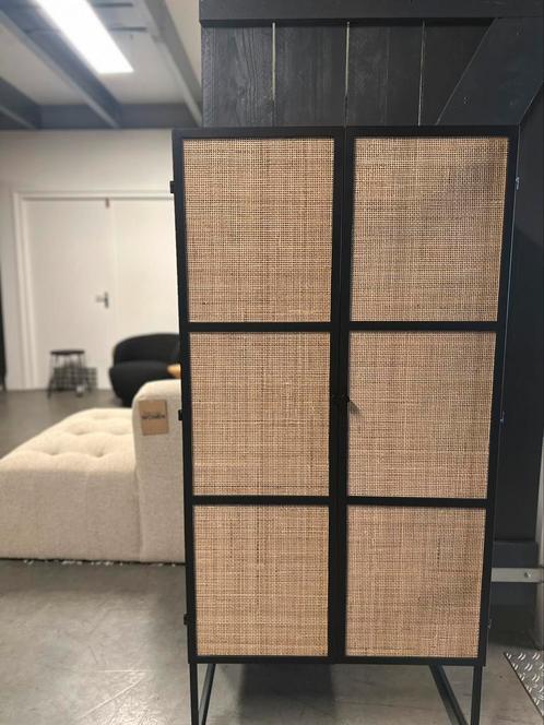 Showmodel Guuji, zwarte 2 deurs kast, Huis en Inrichting, Kasten | Kledingkasten, Nieuw, 100 tot 150 cm, 50 tot 100 cm, 25 tot 50 cm