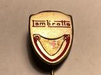 Metalen LAMBRETTA SCOOTERMERK Speld (Rood/Metaalkleur)., Verzenden, Zo goed als nieuw, Transport, Speldje of Pin