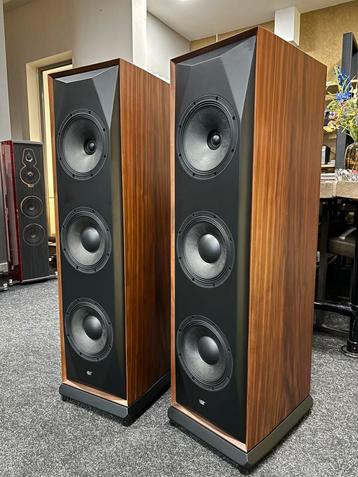 MoFi Sourcepoint 888 Walnoot (Set van 2) beschikbaar voor biedingen