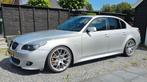BMW 525i M pakket YOUNGTIMER lage km stand 137500, Auto's, BMW, Automaat, Achterwielaandrijving, Zwart, Leder en Stof