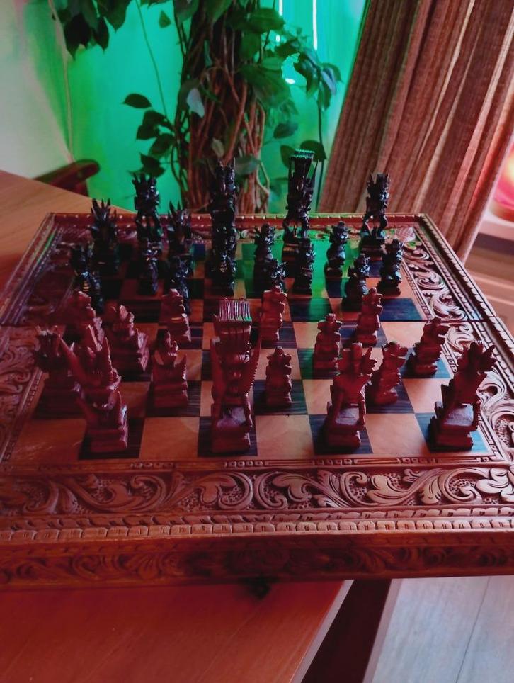 Indonesische Balinese teakhouten schaakbord en stukken, Hobby en Vrije tijd, Gezelschapsspellen | Bordspellen, Zo goed als nieuw
