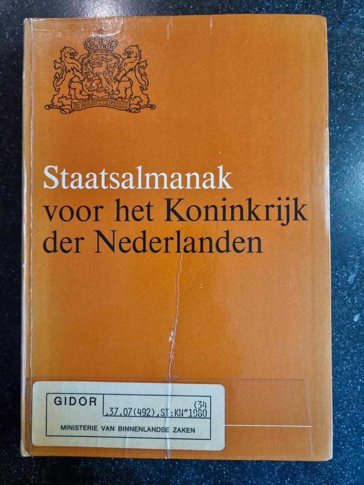 Staatsalmanak 1980 - Koninkrijk der Nederlanden, Boeken, Catalogussen en Folders, Gelezen, Catalogus, Ophalen of Verzenden