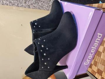 Zwarte pumps met rits en studs beschikbaar voor biedingen