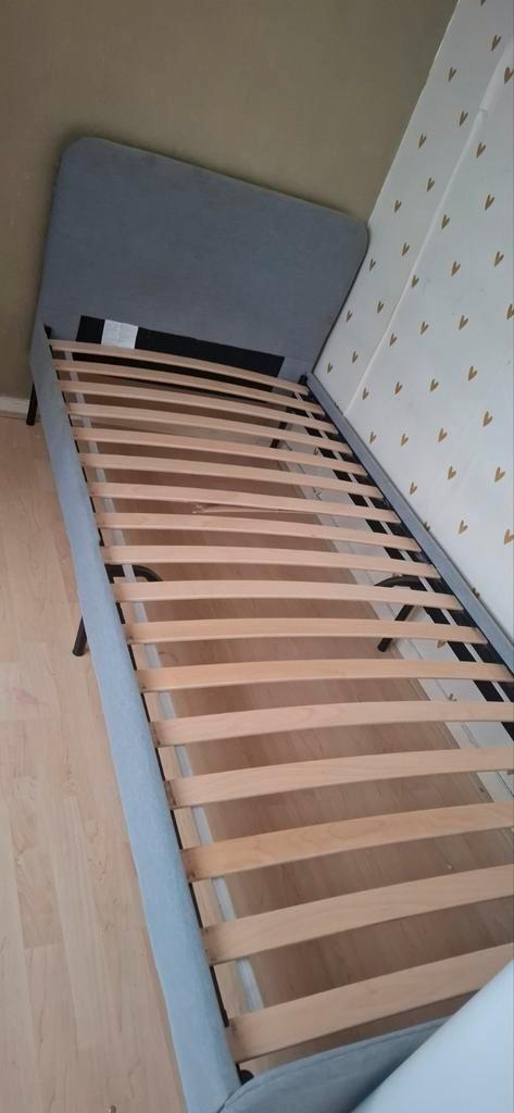 Ikea Bed 1 pers, Huis en Inrichting, Slaapkamer | Bedden, Gebruikt, Eenpersoons, 90 cm, 200 cm, Stof, Grijs, Ophalen