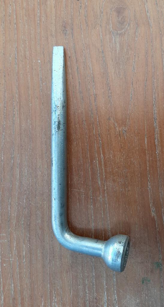 Wielmoer sleutel 20 mm met Koevoetgedeelte, Auto diversen, Autogereedschap, Zo goed als nieuw, Ophalen