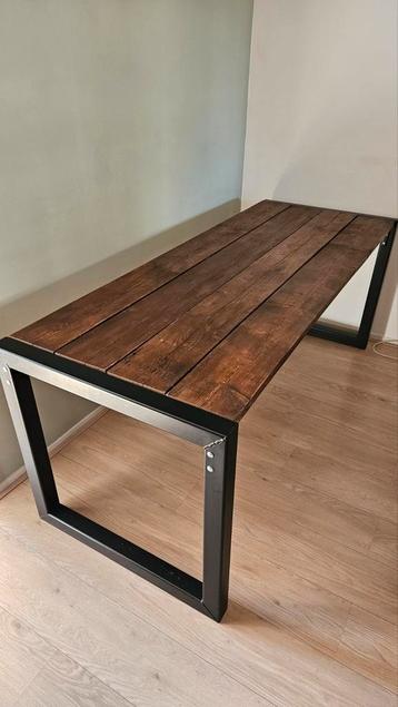 Eettafel  beschikbaar voor biedingen