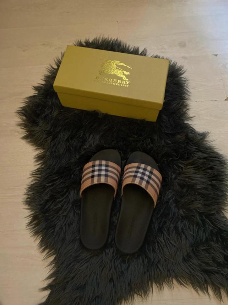 Burberry Slippers Maat 44 - Nieuw!, Kleding | Dames, Schoenen, Nieuw, Slippers, Verzenden