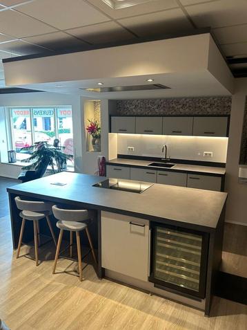 keuken met kookeiland en kastenwand – Inclusief apparatuur beschikbaar voor biedingen