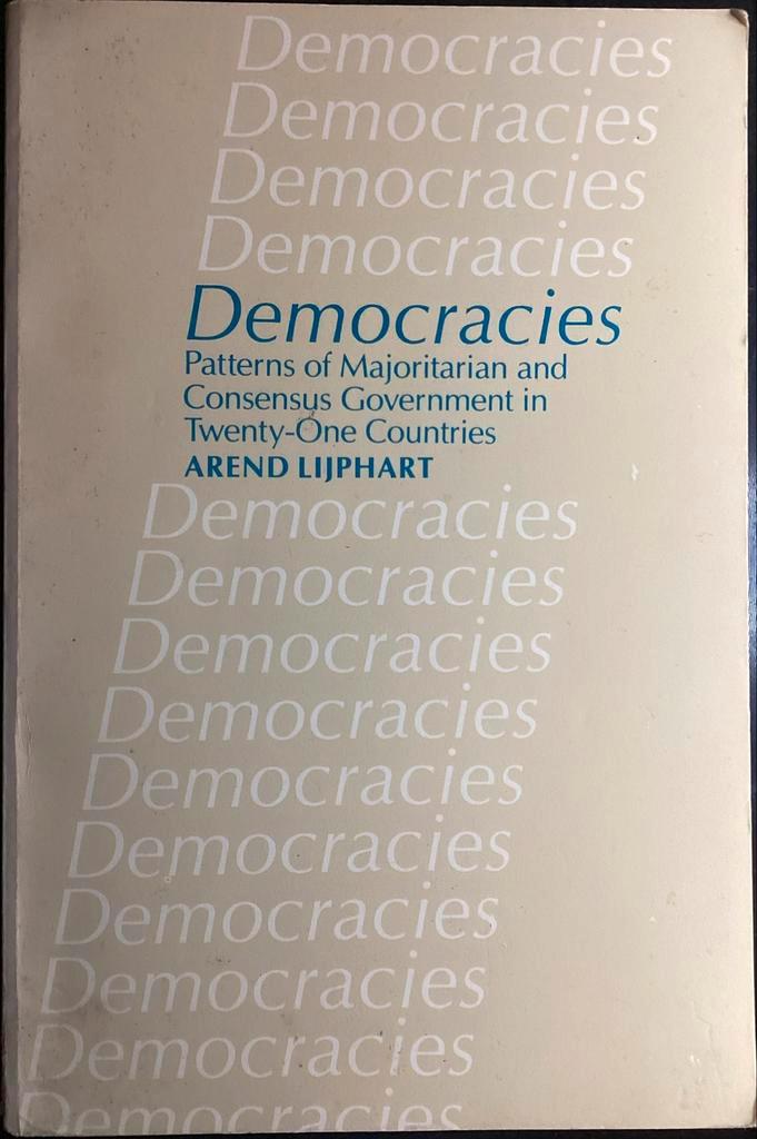 Arend Lijphart - Democracies, Boeken, Studieboeken en Cursussen, Gelezen, Ophalen of Verzenden