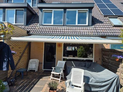 Laatste weekend !!!!!! Zonnescherm met hand bediening 5x2.50, Tuin en Terras, Zonneschermen, Gebruikt, Knikarmscherm, 150 tot 300 cm