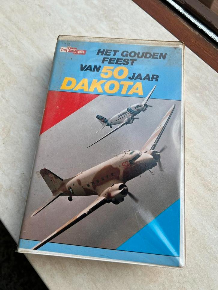 Te Koop : VHS Videoband - 50 Jaar Dakota Vliegtuig, Verzamelen, Luchtvaart en Vliegtuigspotten, Gebruikt, Overige typen, Ophalen of Verzenden