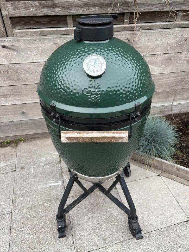 Big Green Egg met integrated handler, Tuin en Terras, Houtskoolbarbecues, Zo goed als nieuw, Met accessoires, Ophalen