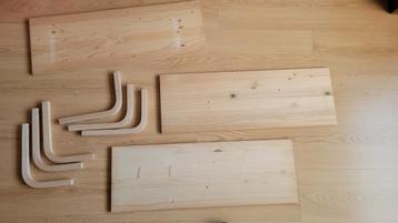 houten planken en houten steunen beschikbaar voor biedingen
