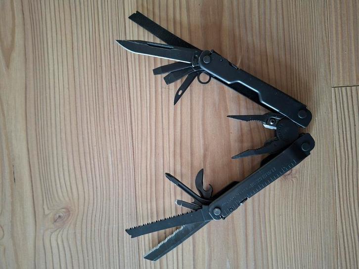 Leatherman supertool 300 inclusief molle-foudraal, Caravans en Kamperen, Kampeergereedschap, Gebruikt, Ophalen of Verzenden