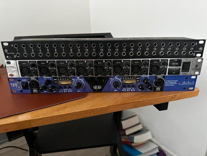 19 inch rack met audio apparatuur, Muziek en Instrumenten, Mengpanelen, Gebruikt, 5 tot 10 kanalen, Microfooningang, Ophalen