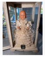 Korting Bijzondere pop prachtige laagjes jurk vitrine kast, Antiek en Kunst, Curiosa en Brocante, Ophalen of Verzenden