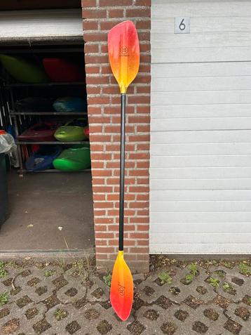 Verschillende kanospullen voor wild-en vlakwater varen. beschikbaar voor biedingen