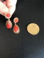 Gouden oorbellen hangers met bloed koraal, Ophalen of Verzenden, Goud