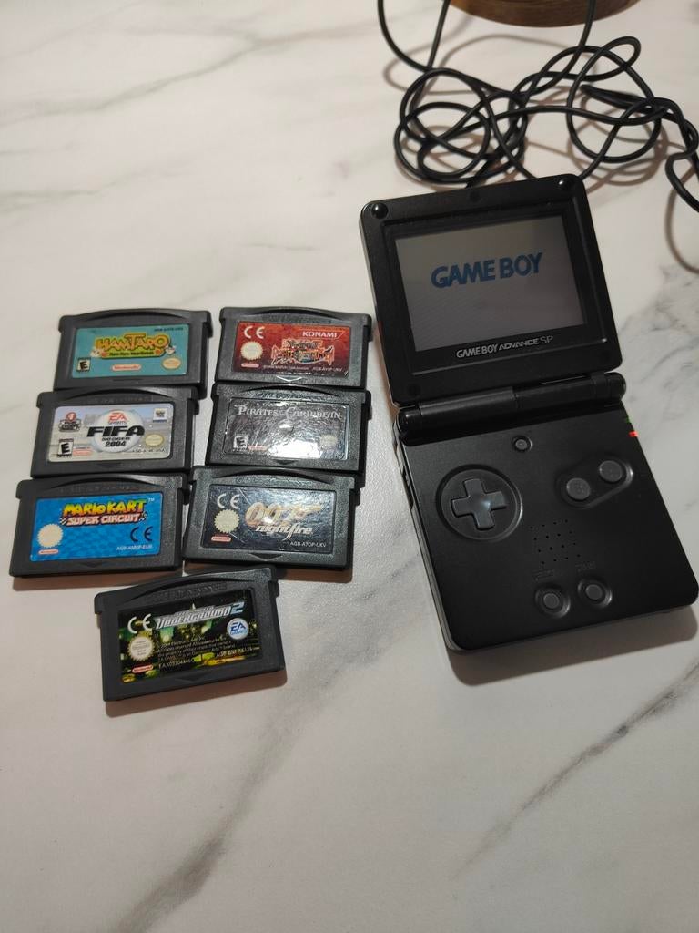 Game Boy Advance SP zwart + oplader + 7 GBA games, Spelcomputers en Games, Spelcomputers | Nintendo Game Boy, Ophalen of Verzenden