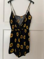 Schattige zwarte   Korte jumpsuit  gele zonnebloemen  maat S, Ophalen of Verzenden, Zo goed als nieuw, Maat 36 (S), Zwart